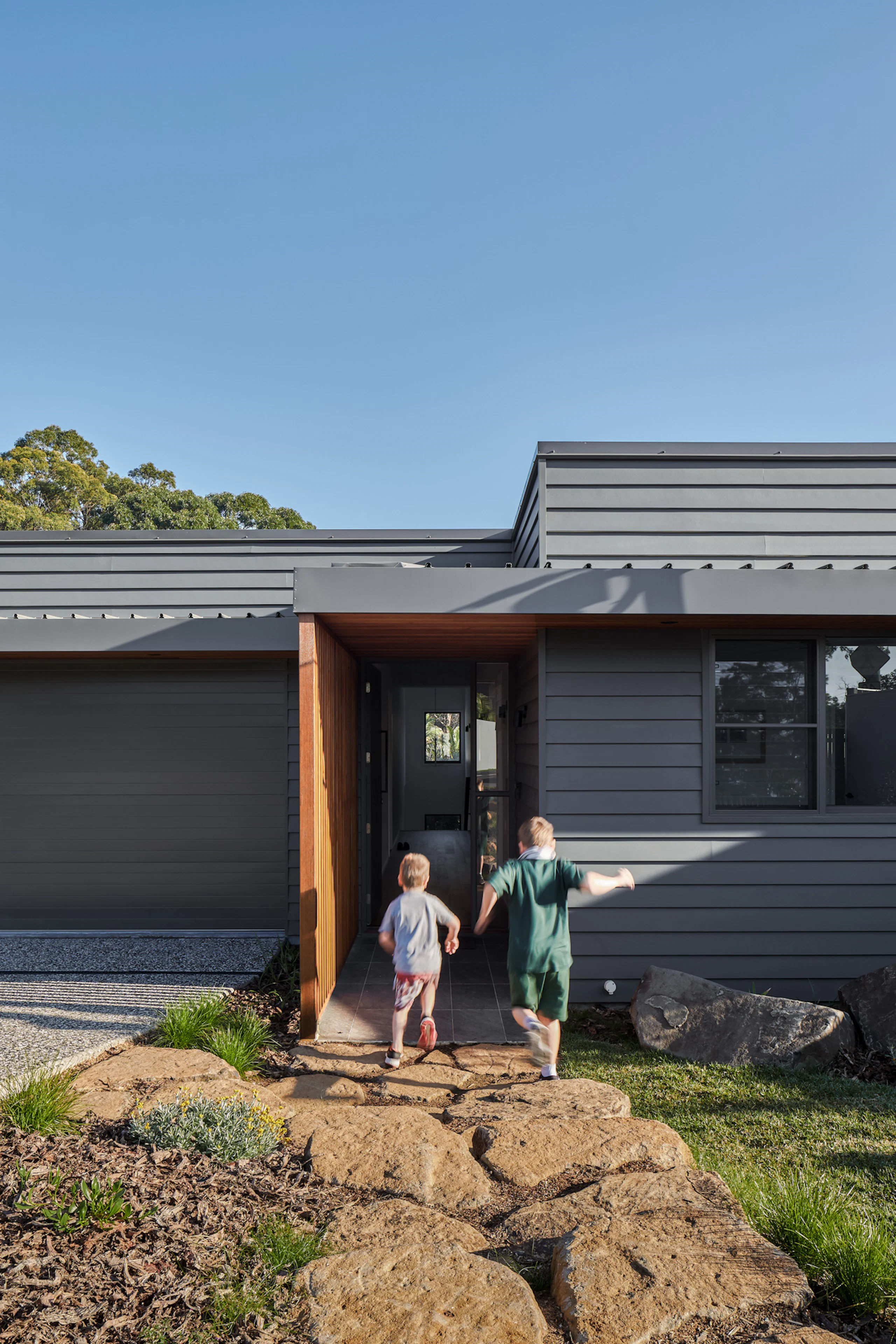 Bardon Haus 037: A cascading home surrounded by inner city bushland