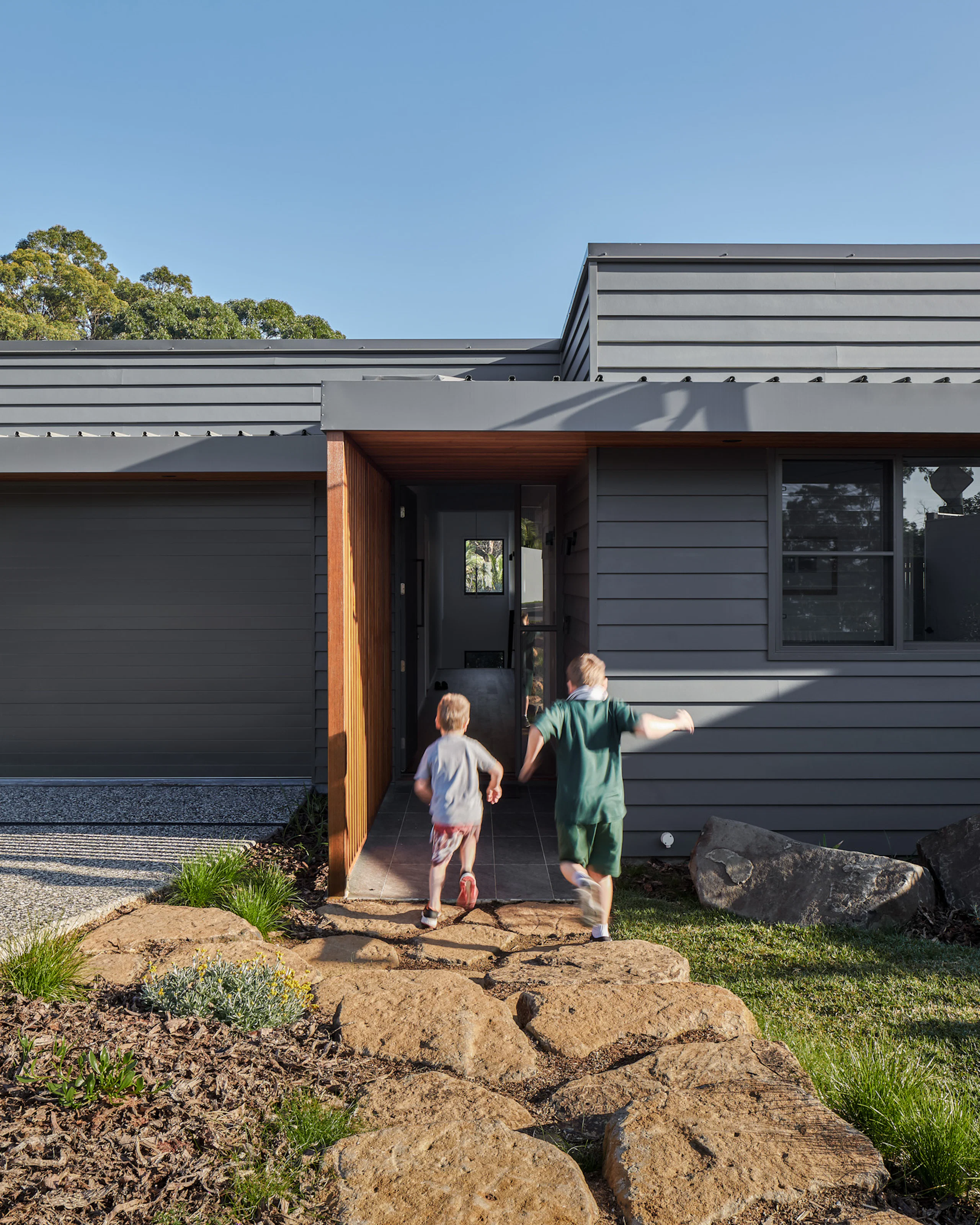 Bardon Haus 037: A cascading home surrounded by inner city bushland