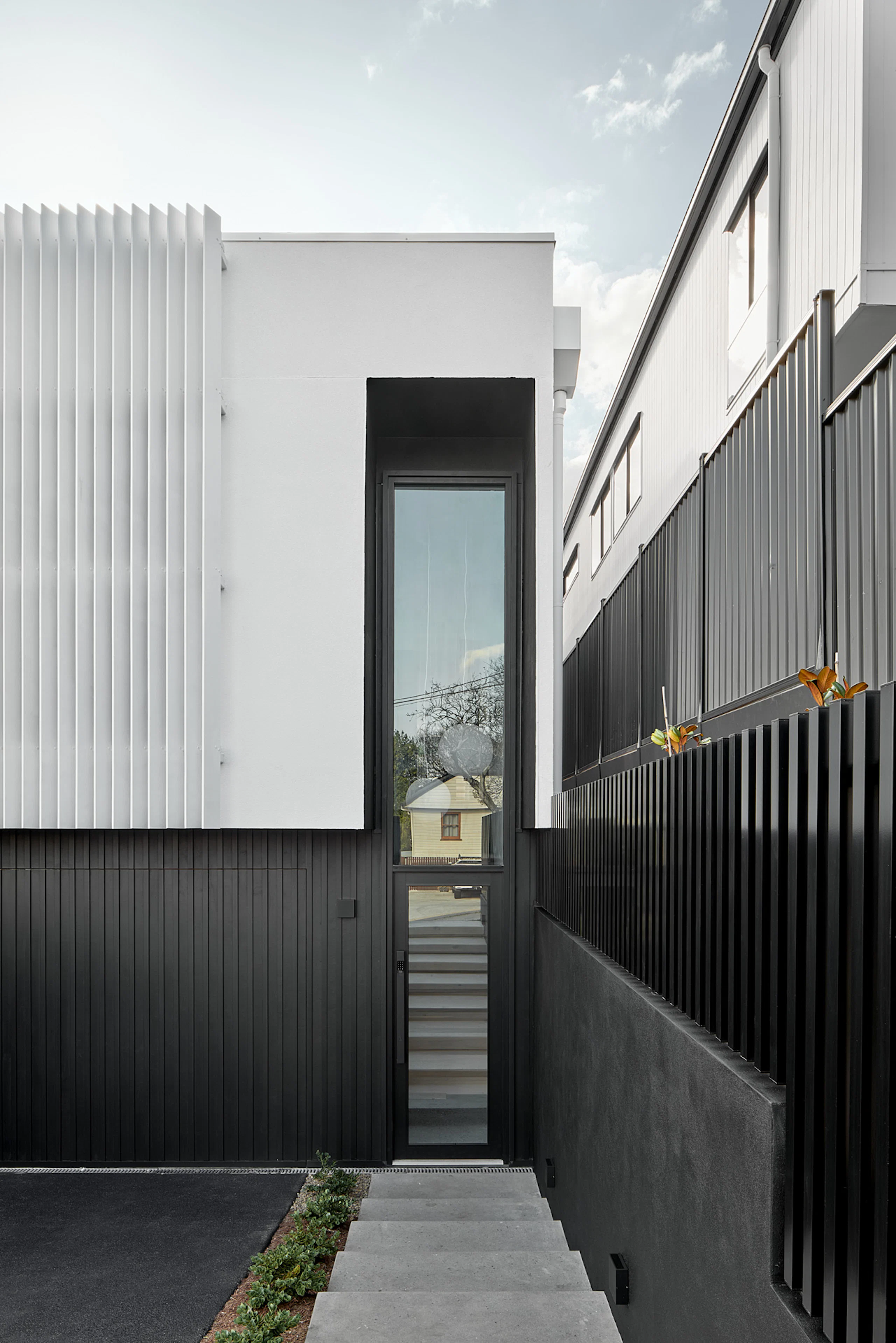 Mt Gravatt East Haus 056 - Image 2